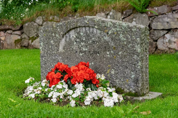 Sveç Iyi Bakılan Bir Mezarlıkta Kırmızı Beyaz Çiçeklerle Süslenmiş Isimsiz — Stok fotoğraf
