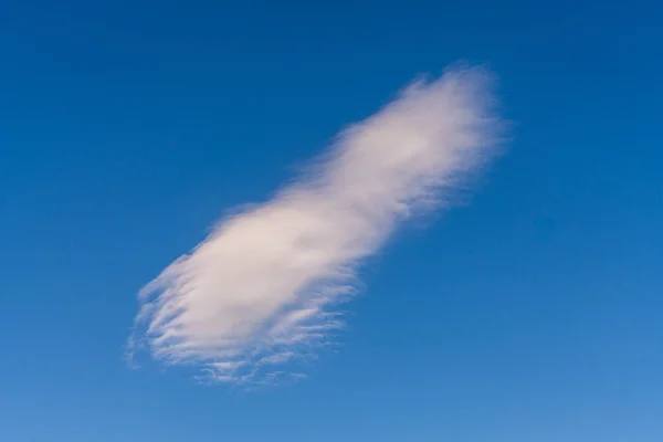 Ένα Μόνο Λευκό Σύννεφο Cirrus Ενάντια Ένα Καθαρό Γαλάζιο Καλοκαιρινό — Φωτογραφία Αρχείου