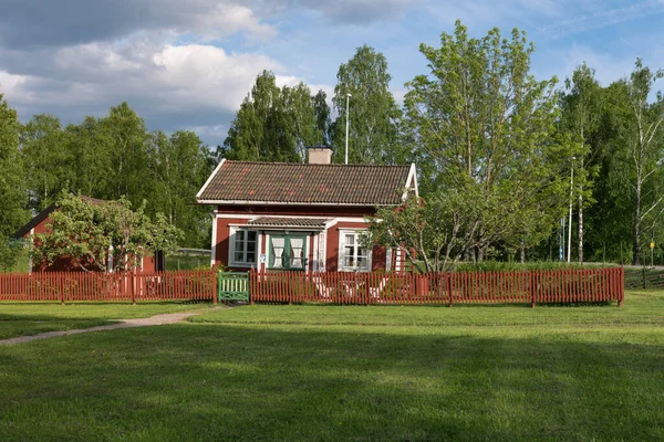 Типовий Старий Шведський Невеликий Сільський Будинок Червоним Парканом Пікету Влітку — стокове фото