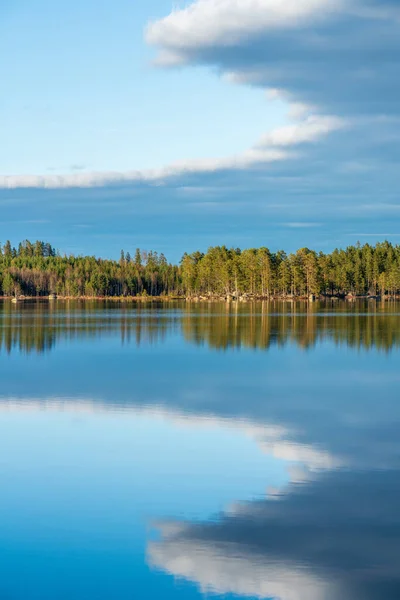 반사되어 반사되는 과푸른 스웨덴의 너머로 아름다운 — 스톡 사진