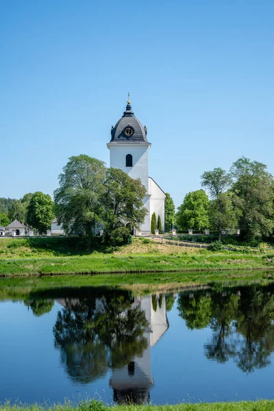 Hermosa Vista Verano Una Iglesia Blanca Husby Suecia Brillante Sol — Foto de Stock