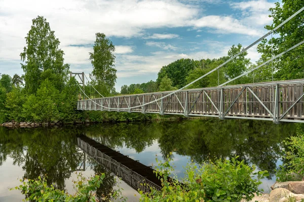 Pont Suspendu Traversant Une Rivière Avec Une Végétation Verte Long — Photo