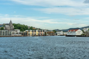 Norveç 'in Kristiansund adalarından birinin güzel yaz manzarası Nordlandet olarak adlandırılır. Kilise rıhtımları ve renkli konutlarla
