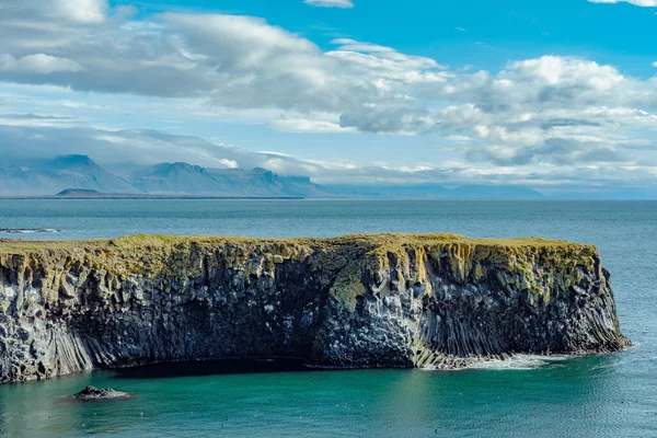 Вид Западное Побережье Исландии Крутым Краем Лавовых Скал Вниз Бирюзовому — стоковое фото