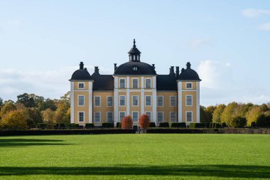 İsveç 'teki Tido' nun güzel beyaz şatosunun sonbahar manzarası. Canlı sonbahar renkleriyle