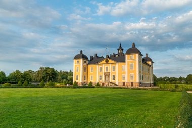 İsveç şatosunun güzel manzarası Stromsholm, güzel bir yaz akşamında parlak sarı