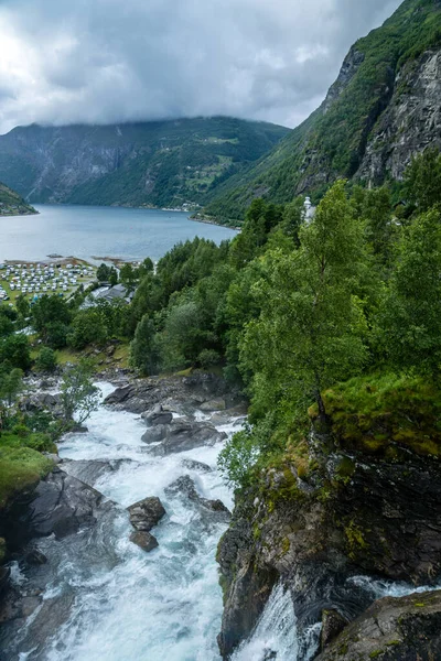 緑の自然と山の中腹に流れる水で ノルウェーの美しく壮大なガイランジェフィヨルドの景色 — ストック写真