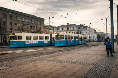Göteborg şehrinde eski usul mavi ve beyaz tramvay. Göteborg, İsveç 2016-11-22