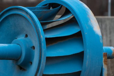 Jeneratöre güç veren hidroelektrik santralinin mavi renkli türbini.