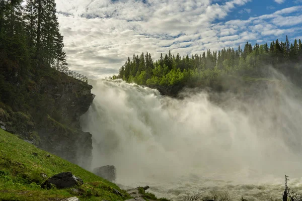 Letni Widok Słynnego Wodospadu Tannforsen Północnej Szwecji Mgłą Szybko Płynące — Zdjęcie stockowe