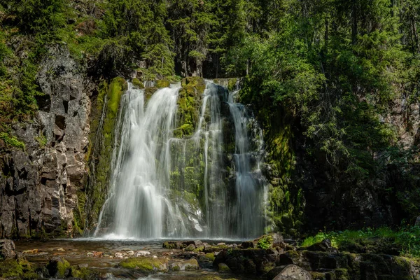 Cascade Avec Cascades Eau Coulant Vers Bas Une Paroi Rocheuse — Photo