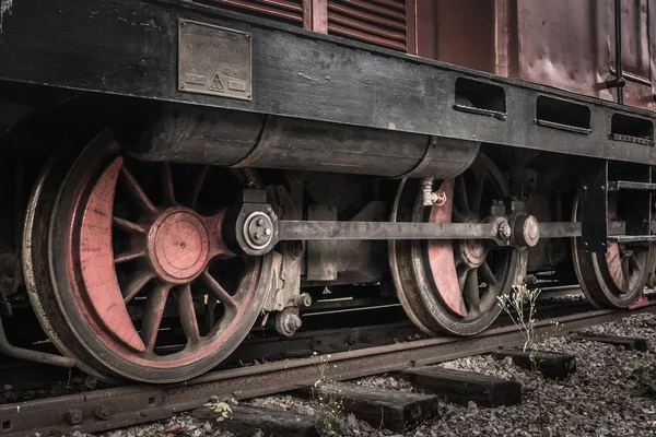 Eski bir lokomotifin direksiyonunun yakın görüntüsü