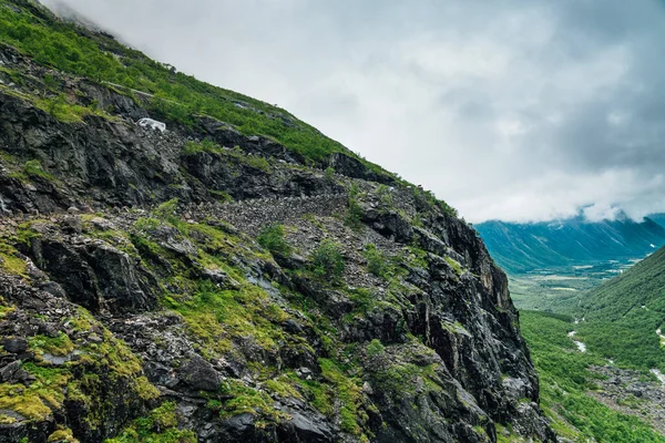 Norveç 'te Trol Yolu, Yılan Yolu' nda ilerleyen bir karavan.