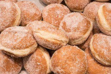 Vanilya kremalı şekerli çörekler. Çok lezzetli kahve ekmeği..