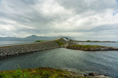 Norveç 'in batı kıyısı boyunca uzanan Atlantik yolunun kıvrımlı ve kubbeli bir köprüsünün güzel manzarası.