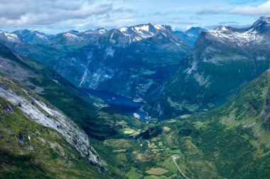 Dağ yamacındaki yılansı yolu ile Geiranger fiyortu ve vadisinin güzel ve görkemli manzarası. Norveç 'teki Dalsnibba Dağı' nın tepesinden görüldü.