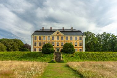 Christinehof Şatosu, İsveç 'in güneyinde yer almaktadır. Güzel bir kale ama oldukça kötü ve köhne bir durumda. Yaz güneşinde ve yemyeşil ortamda