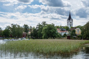 Gökyüzünde yükselen kilise kulesiyle küçük Nora kasabasının güzel yaz manzarası.