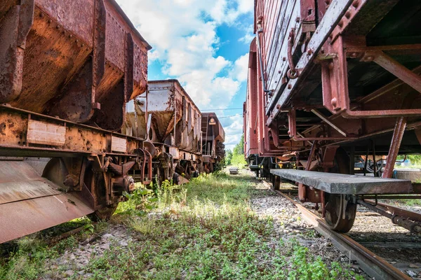 Két Öreg Rozsdás Elhagyatott Vonatszerelvény Amit Teherszállításra Használnak Néhány Régi — Stock Fotó