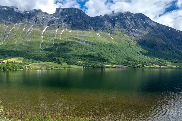 Маленькая Деревня Норвегии Озера Кристально Чистой Водой Вале Между Крутыми — стоковое фото