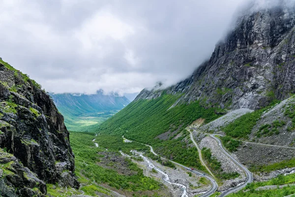 Zielona Dolina Norwegii Stromymi Zboczami Gór Gdzie Rozpoczyna Się Słynna — Zdjęcie stockowe
