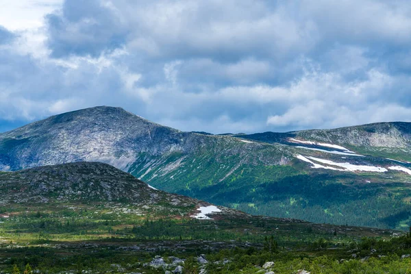 Piękny Widok Ogromu Szwedzkich Wyżyn Wierzchołkami Gór Pozostałym Śniegiem Nisko — Zdjęcie stockowe