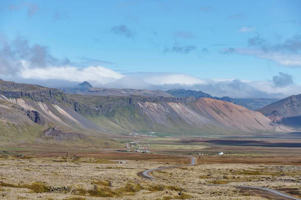 Ландшафтный Вид Исландии Горным Хребтом Маршрутом Проходящим Через Маленькую Деревню — стоковое фото