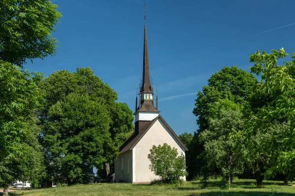 스웨덴 네비에 교회는 세기부터 과푸른 과푸른 초목으로 뒤덮인 아름다운 여름날에 — 스톡 사진
