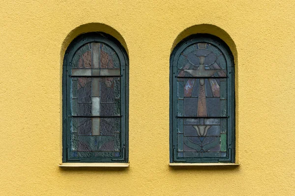 Ljus Och Levande Gul Stenmur Med Två Gröna Glasmosaikfönster Välvd — Stockfoto