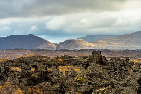 Mimořádný Výhled Přes Pustinu Severního Islandu Zkamenělými Lávovými Útvary Pohořím — Stock fotografie