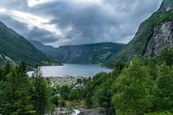 緑の自然と山の中腹に降りてくる雲の風景とノルウェーの美しく壮大なガイランジェフィヨルドの空の景色 — ストック写真