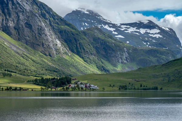 Beautiful Landscape View Small Village Mountains Just Lake Norway — Stock Photo, Image