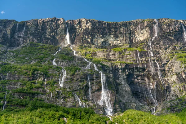 Vinnufossen Piękny Wodospad Spływający Góry Sunndal Norwegii Najwyższy Wodospad Europie — Zdjęcie stockowe