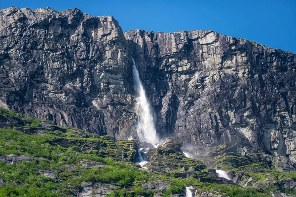 ノルウェーのサンダルにある山を流れる美しい滝 ヴィヌフォッセン ヨーロッパで最も高い滝で 世界で6番目に高い滝 865Mまたは2 838Ft — ストック写真