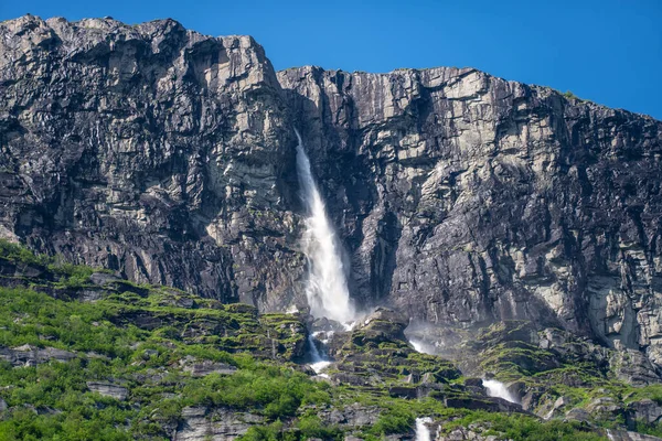 Vinnufossen, Norveç, Sunndal 'da bir dağ yamacından dökülen güzel bir şelale. Avrupa 'nın en yüksek şelalesi ve dünyanın en uzun altıncı şelalesi, 865 metre ya da 2838 feet