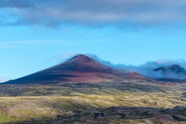 Вершина Вулкана Красного Цвета Западной Исландии Зеленым Окаменелым Потоком Лавы — стоковое фото