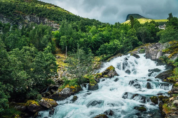 ノルウェー ガイランガーの険しい山を流れる水 — ストック写真