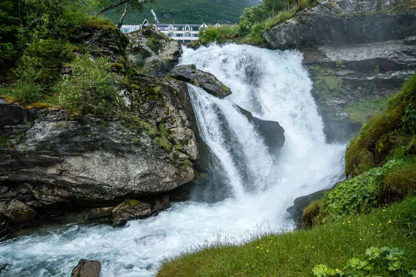 Hermosa Cascada Geiranger Noruega Con Agua Blanca Que Fluye Por —  Fotos de Stock