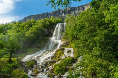Yumuşak ve pürüzsüz suyu olan harika ve güzel bir şelale. Norveç, Sunndal 'da bir dağ yamacından aşağı atlamak