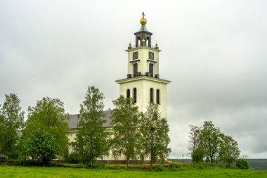 İsveç 'in kuzeyinde, Alsen' de bulunan güzel beyaz kilise. Yeşil huş ağaçlarıyla çevrili