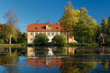 Doğanın büyük sonbahar renklerine sahip İsveç malikanesinin harika manzarası