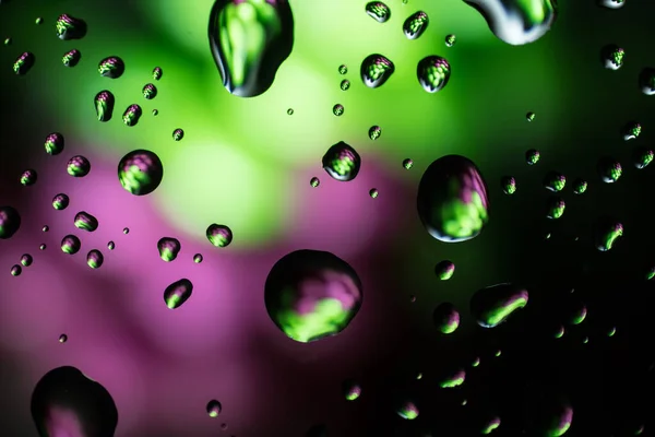 Капли Воды Задней Освещенном Стекле Хрустящие Блестящие Зеленом Розовом — стоковое фото