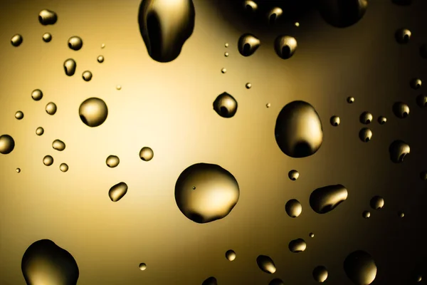 Wassertropfen Auf Hinterleuchtetem Glas Knackig Und Golden Glänzend — Stockfoto