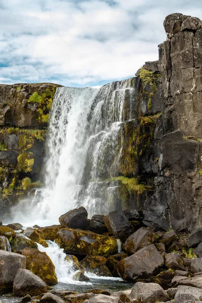 アイスランドのThingvellirの滝 大陸の亀裂を流れる水 — ストック写真