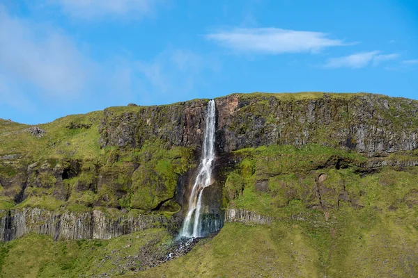 Уявіть Собі Водоспад Протікає Зеленим Гірським Схилом Ісландії Великий Контраст — стокове фото