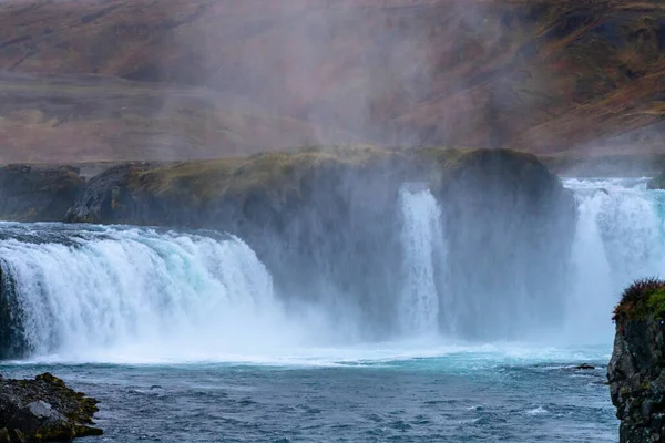 美しい滝とターコイズ色の水がアイスランドの秋の色の山を流れる — ストック写真