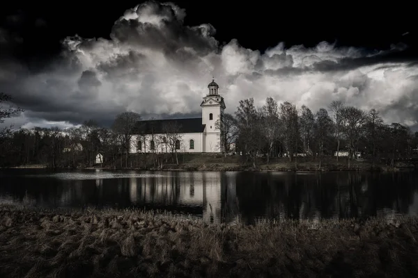 Donker Humeurig Uitzicht Een Witte Stenen Kerk Zwart Water Vooraan — Stockfoto