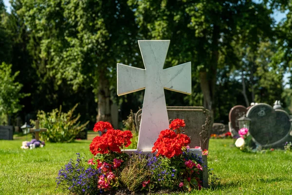 Cruz Mármol Blanco Rodeada Coloridas Flores Hermoso Cuidado Cementerio Suecia — Foto de Stock