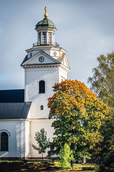 Iglesia Piedra Blanca Fagersta Suecia Luz Del Sol Brillante Rodeado — Foto de Stock