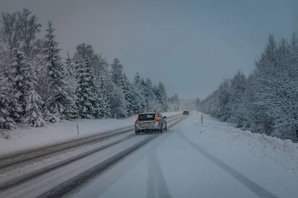 Зимние Дороги Швеции Вечернее Время Слабом Освещении Автомобили Проезжают Грязи — стоковое фото